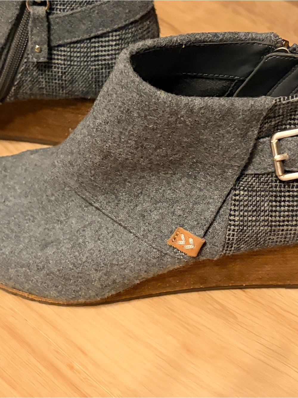 Dr. Scholl’s Women's Gray Felt Ankle Wedge Booties